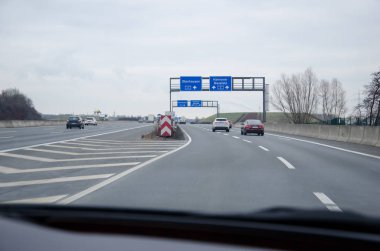 Dortmund, Almanya - 14 Aralık 2018: Karayolu trafik Alman autobahn 44, autobahn 1, autobahn 2 üzerinde