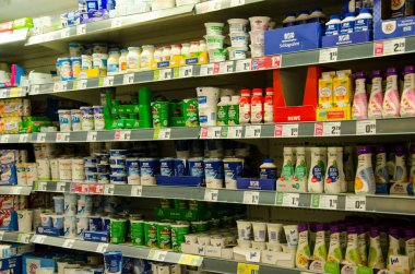 Soest, Almanya - 17 Aralık 2018: Süt ürünleri Hit süpermarkette Satılık.