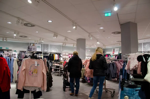 Soest Alemanha Dezembro 2018 Compradores Loja Roupas Hennes Mauritz Uma — Fotografia de Stock