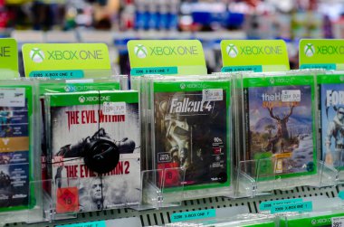 Soest, Almanya - 22 Aralık 2018: Xbox bir oyun Satılık süpermarket.