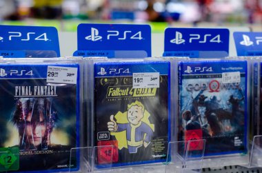 Soest, Almanya - 22 Aralık 2018: Sony Playstation 4 Oyunlar Satılık süpermarket.
