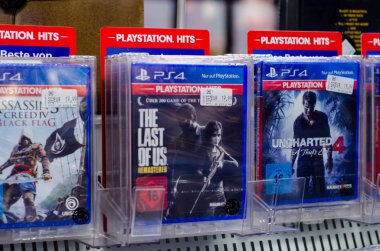 Soest, Almanya - 22 Aralık 2018: Sony Playstation 4 Oyunlar Satılık süpermarket.