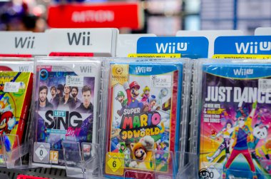 Soest, Almanya - 22 Aralık 2018: Nintendo Wii oyunları Satılık süpermarket.