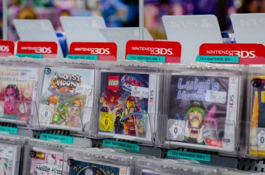 Soest, Almanya - 22 Aralık 2018: Nintendo 3ds oyunları Satılık süpermarket.