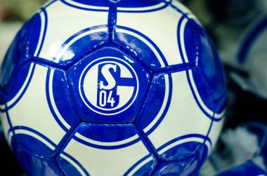 Soest, Almanya - 22 Aralık 2018: Top logo Fc Schalke 04 ile