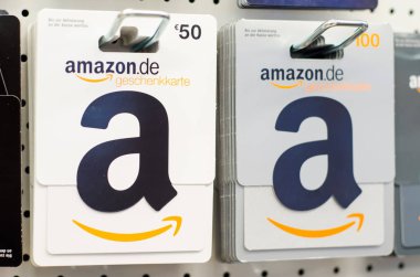 Soest, Almanya - 29 Aralık 2018: Amazon hediye kartları Satılık Dükkan.