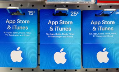 Soest, Almanya - 29 Aralık 2018: App Store ve itunes hediye kartları Satılık Dükkan.