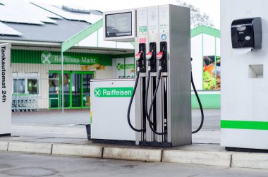 Soest, Almanya - 30 Aralık 2018: Raiffeisen Markt ve Raiffeisen gaz istasyonu.