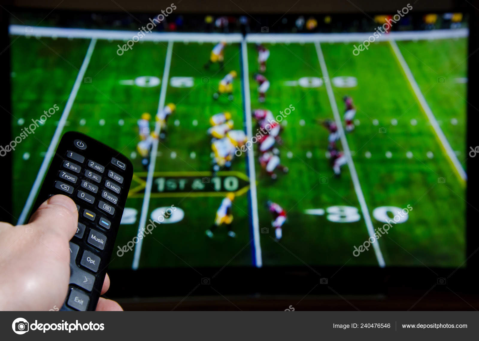 Mann Schaut American Football Fernsehen Und Benutzt Fernbedienung