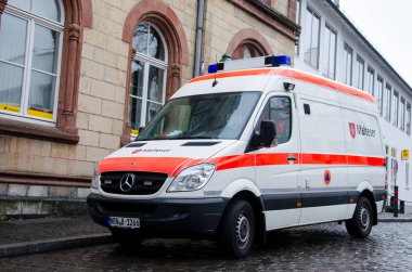 Soest, Almanya - 31 Aralık 2018: Malteser araba. Malteser uluslararası insani yardım Sovereign askeri Malta sipariş bir uluslararası sivil toplum yardım kuruluşudur.