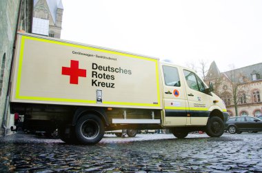 Soest, Almanya - 31 Aralık 2018: Alman Kızılhaç kamyon (Almanca: Deutsches Rotes Kreuz)