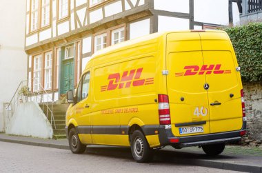 Soest, Almanya - 3 Ocak 2019: Dhl araba sokakta park edilmiş. DHL lojistik sektöründe global pazar lideridir.