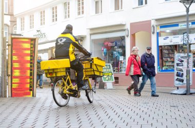 Soest, Almanya - 3 Ocak 2019: Bisikletle Deutsche Post postacı. Deutsche Post Ag, Deutsche Post Dhl grup Ticaret adı altında faaliyet.