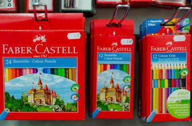 Soest, Almanya - 3 Ocak 2019: Satılık Dükkan Faber Castell kalem.
