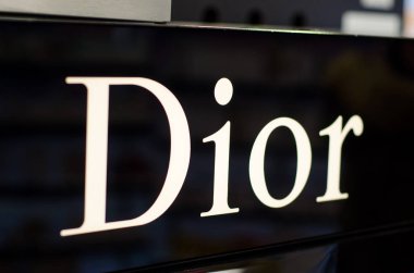 Soest, Almanya - 3 Ocak 2019: Dior Logo dükkanda.