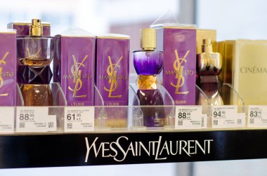 Soest, Almanya - 3 Ocak 2019: Yves Saint Laurent parfüm Satılık Dükkan.