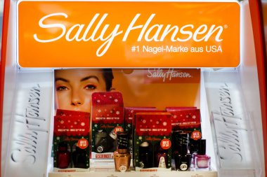 Soest, Almanya - 3 Ocak 2019: Sally Hansen kozmetik Satılık Dükkan.