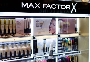 Soest, Almanya - 3 Ocak 2019: Max Factor kozmetik Satılık Dükkan.