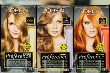 Soest, Almanya - 3 Ocak 2019: L'Oreal Paris tercih saç boyası Satılık Dükkan.