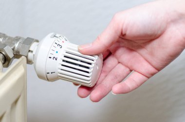 Termostat Isıtma ayarlama el yakın çekim.