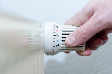 Termostat Isıtma ayarlama el yakın çekim.