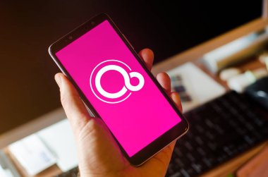 Soest, Almanya - 7 Ocak 2019: Google Fuşya Os logo üstünde perde Xiaomi. Fuşya bir yetenek tabanlı işletim sistemi Google tarafından şu anda geliştirilmekte olduğunu.