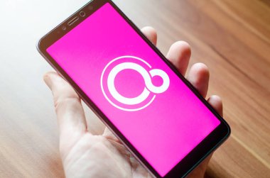 Soest, Almanya - 7 Ocak 2019: Google Fuşya Os logo üstünde perde Xiaomi. Fuşya bir yetenek tabanlı işletim sistemi Google tarafından şu anda geliştirilmekte olduğunu.