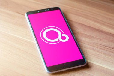Soest, Almanya - 7 Ocak 2019: Google Fuşya Os logo üstünde perde Xiaomi. Fuşya bir yetenek tabanlı işletim sistemi Google tarafından şu anda geliştirilmekte olduğunu.