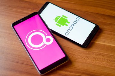 Soest, Almanya - 7 Ocak 2019: Google Fuşya Os ve Android logo üstünde perde Xiaomi telefonları..