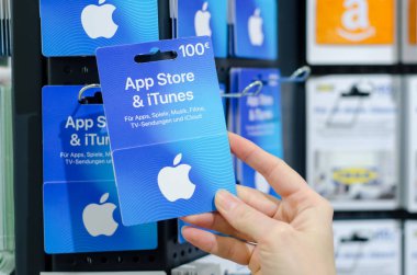 Soest, Almanya - 8 Ocak 2019: App Store ve itunes hediye kartları Satılık Dükkan.