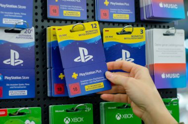 Soest, Almanya - 8 Ocak 2019: Playstation.Plus kartları Satılık Dükkan.