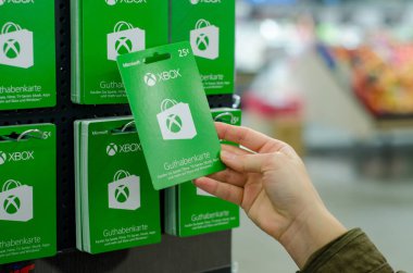 Soest, Almanya - 8 Ocak 2019: Xbox kartları Satılık Dükkan.