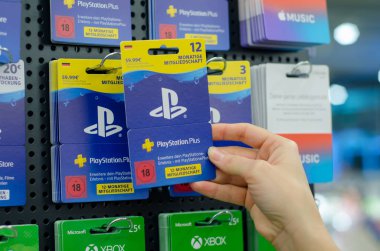 Soest, Almanya - 8 Ocak 2019: Playstation.Plus kartları Satılık Dükkan.