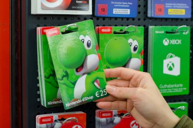 Soest, Almanya - 8 Ocak 2019: Nintendo eshop hediye kartları Satılık Dükkan.