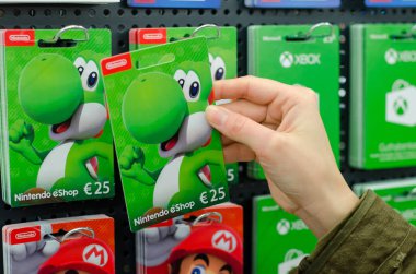 Soest, Almanya - 8 Ocak 2019: Nintendo eshop hediye kartları Satılık Dükkan.
