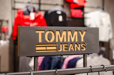 Soest, Almanya - 9 Ocak 2019: Tommy Jeans işareti mağaza.