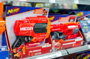 Soest, Almanya - 12 Ocak 2019: Nerf oyuncak silah Satılık.