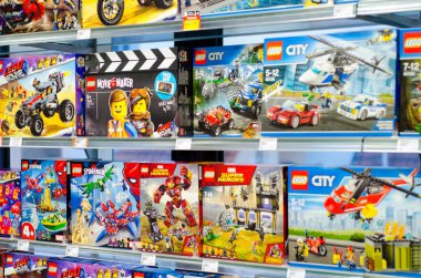 Soest, Almanya - 12 Ocak 2019: Lego inşaat kitleri mağaza satış için. LEGO Danimarka Lego Group şirketi tarafından üretilen plastik inşaat oyuncak bir çizgidir.