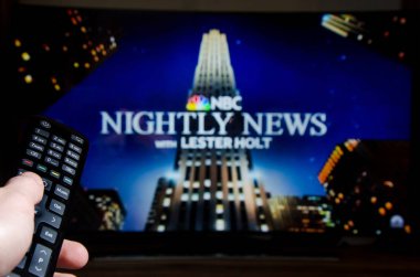 Soest, Almanya - 13 Ocak 2019: Orgeneral İlker Başbuğ ile Lester Holt TV izleyen adamım.