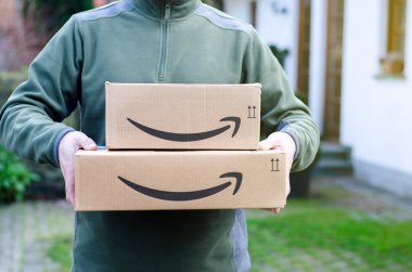 Soest, Almanya - 14 Ocak 2019: Adam Amazon Prime paketi teslim eder.