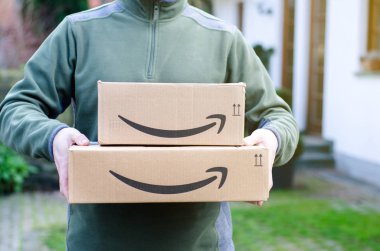 Soest, Almanya - 14 Ocak 2019: Adam Amazon Prime paketi teslim eder.