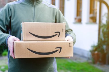 Soest, Almanya - 14 Ocak 2019: Adam Amazon Prime paketi teslim eder.