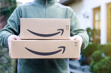 Soest, Almanya - 14 Ocak 2019: Adam Amazon Prime paketi teslim eder.