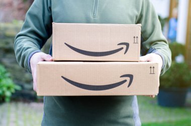 Soest, Almanya - 14 Ocak 2019: Adam Amazon Prime paketi teslim eder.