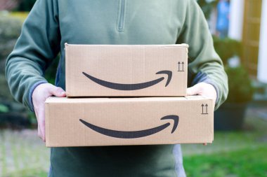 Soest, Almanya - 14 Ocak 2019: Adam Amazon Prime paketi teslim eder.