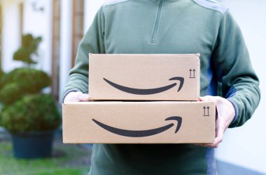 Soest, Almanya - 14 Ocak 2019: Adam Amazon Prime paketi teslim eder.
