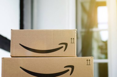 Soest, Almanya - 14 Ocak 2019: Amazon Prime paketi.