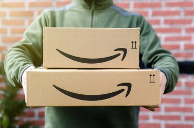 Soest, Almanya - 14 Ocak 2019: Adam Amazon Prime paketi teslim eder.
