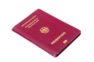 Beyaz arka plan üzerinde Alman pasaportu.