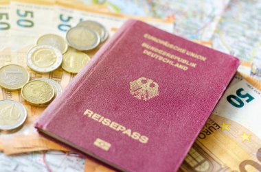 Harita üzerinde para ile Alman pasaportu.